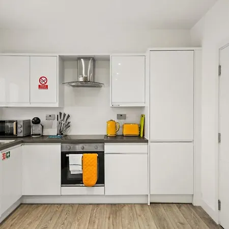 3cb 2 Bedroom In Swindon, Free Parking, Wifi, Long