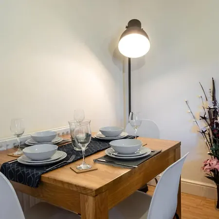 Apartment 12fwc, 2 Bedroom Apartment, Sleeps 4, Free Parking, Town Centre Location Swindon