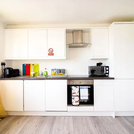 18cb 2 Bedroom Apartment, Sleeps 4, Long Stays, Free Parking In A Great Location * Swindon
