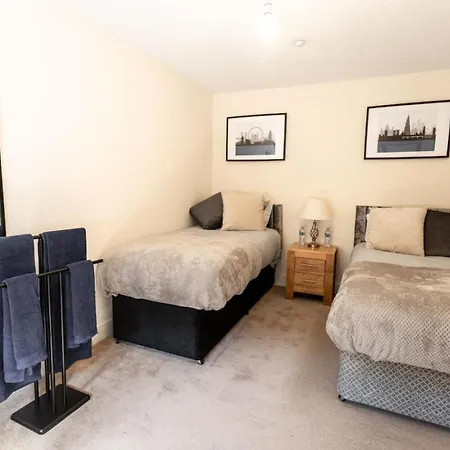 Apartment 12fwc, 2 Bedroom Apartment, Sleeps 4, Free Parking, Town Centre Location *