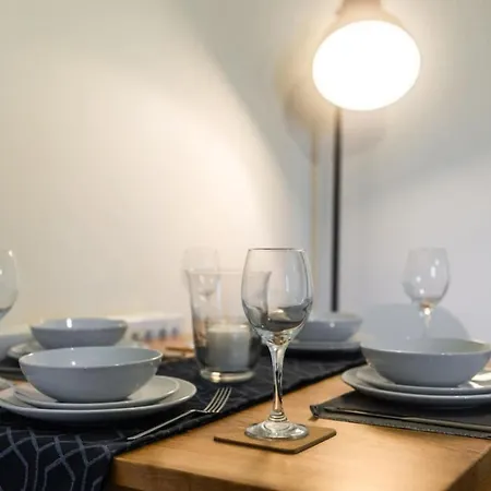 12fwc, 2 Bedroom Apartment, Sleeps 4, Free Parking, Town Centre Location Apartment Swindon