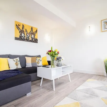 18cb 2 Bedroom Apartment, Sleeps 4, Long Stays, Free Parking In A Great Location Swindon
