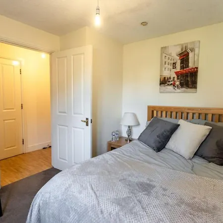 Apartment 12fwc, 2 Bedroom Apartment, Sleeps 4, Free Parking, Town Centre Location *