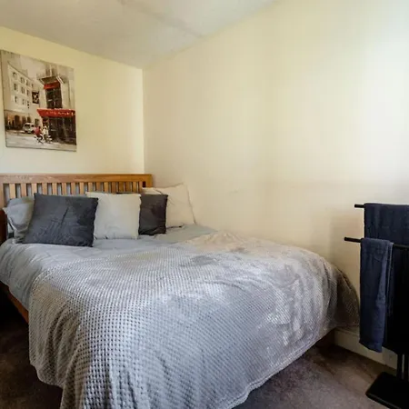 12fwc, 2 Bedroom Apartment, Sleeps 4, Free Parking, Town Centre Location Apartment Swindon