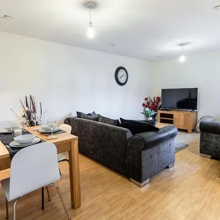 12fwc, 2 Bedroom Apartment, Sleeps 4, Free Parking, Town Centre Location * Swindon