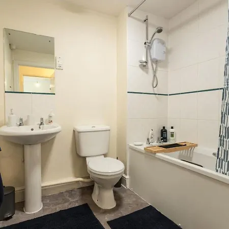12fwc, 2 Bedroom Apartment, Sleeps 4, Free Parking, Town Centre Location Apartment