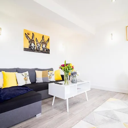 18cb 2 Bedroom Apartment, Sleeps 4, Long Stays, Free Parking In A Great Location * Swindon