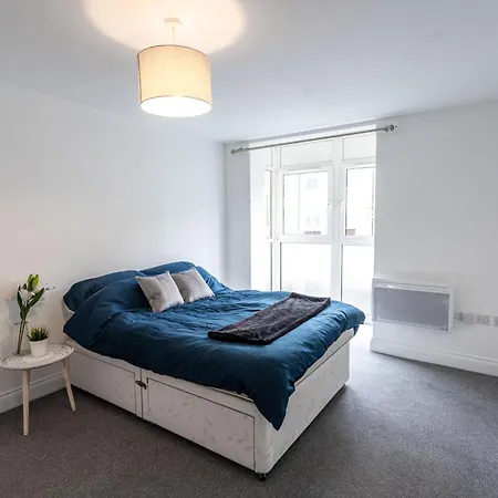Apartment Contractors - Spacious - Long