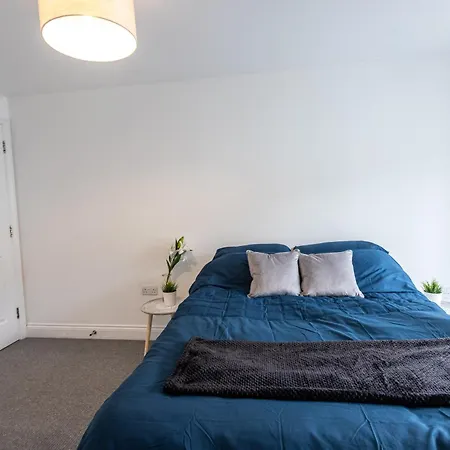 Apartment Contractors - Spacious - Long Swindon