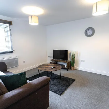 Contractors - Spacious - Long Swindon