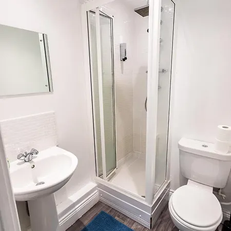 Contractors - Spacious - Long Apartment *