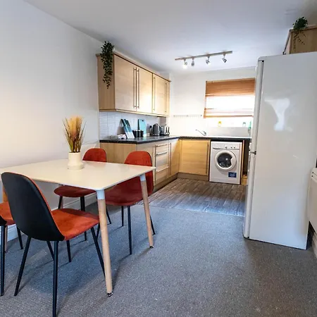 Contractors - Spacious - Long Swindon