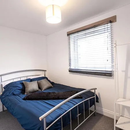 Contractors - Spacious - Long Apartment