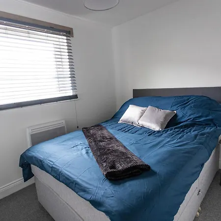Contractors - Spacious - Long Apartment *