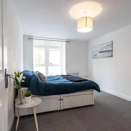 Apartment Contractors - Spacious - Long *