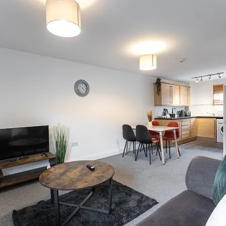 Contractors - Spacious - Long Apartment Swindon