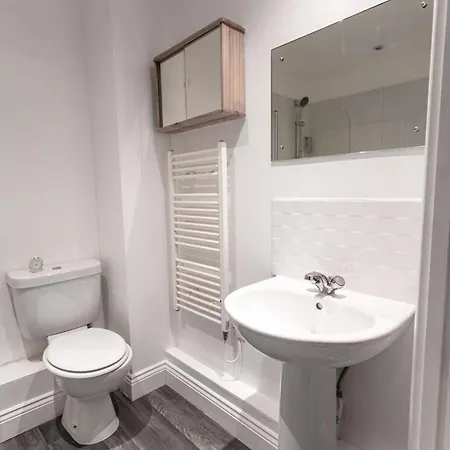 Apartment Contractors - Spacious - Long Swindon