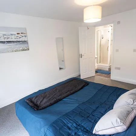 Contractors - Spacious - Long Swindon