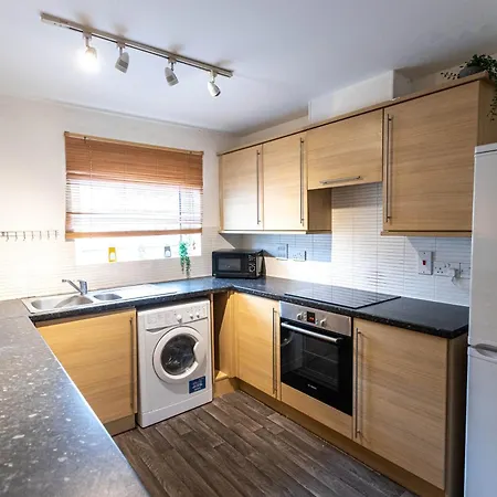 Contractors - Spacious - Long * Swindon