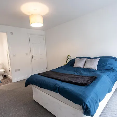 Contractors - Spacious - Long Apartment