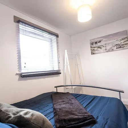 Contractors - Spacious - Long Apartment *
