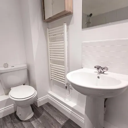 Apartment Contractors - Spacious - Long Swindon