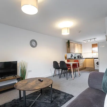 Contractors - Spacious - Long Swindon