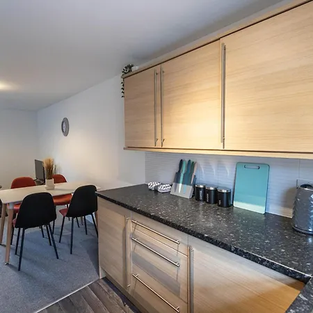 Contractors - Spacious - Long * Swindon