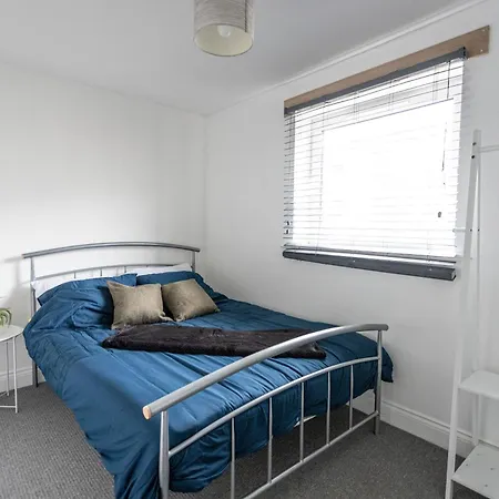 Contractors - Spacious - Long Apartment