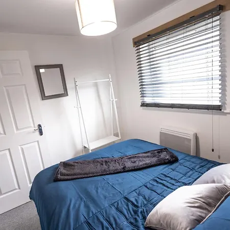 Contractors - Spacious - Long Apartment *