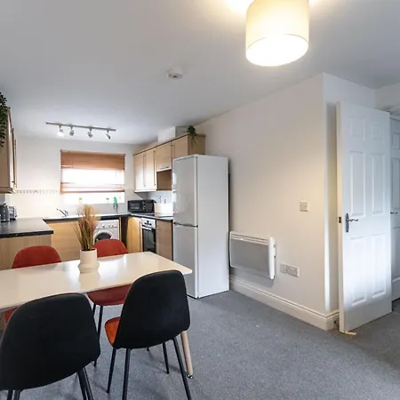 Contractors - Spacious - Long Apartment Swindon
