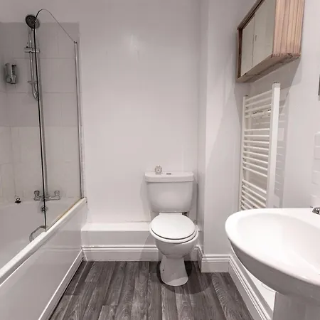 Apartment Contractors - Spacious - Long Swindon