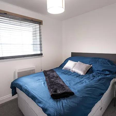 Contractors - Spacious - Long Swindon