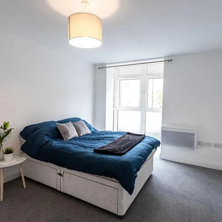 Contractors - Spacious - Long * Swindon