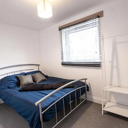 Contractors - Spacious - Long Apartment *