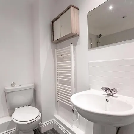 Contractors - Spacious - Long Apartment