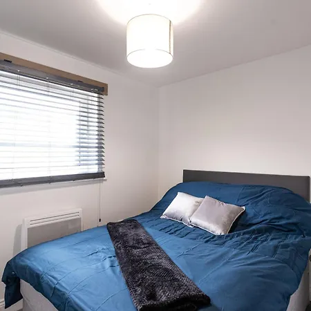 Contractors - Spacious - Long Apartment *