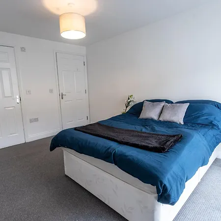 Contractors - Spacious - Long * Swindon
