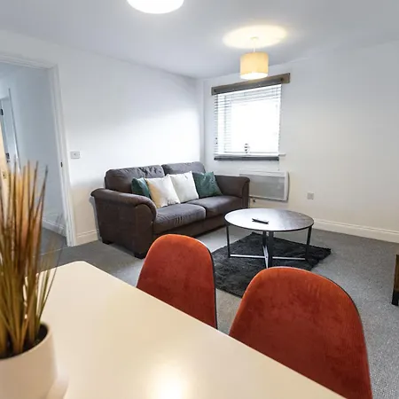 Contractors - Spacious - Long Apartment Swindon