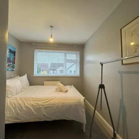 Cricklade House - Sleeps 10, Long Stay, Parking, Wifi