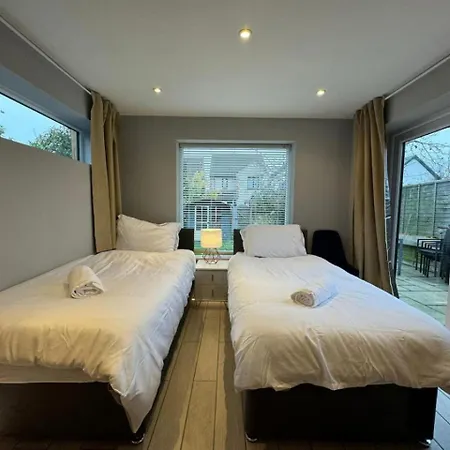 Holiday home Cricklade House - Sleeps 10, Long Stay, Parking, Wifi