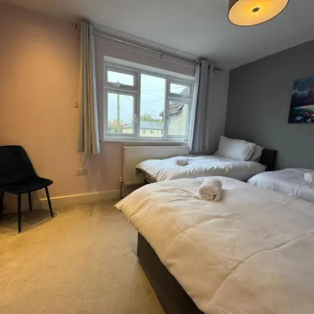 Cricklade House - Sleeps 10, Long Stay, Parking, Wifi Holiday home *