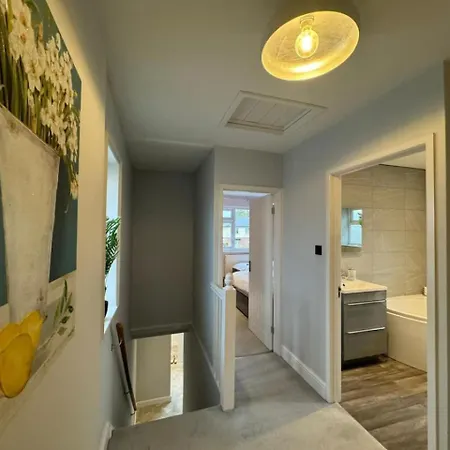 Holiday home Cricklade House - Sleeps 10, Long Stay, Parking, Wifi *