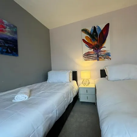 Cricklade House - Sleeps 10, Long Stay, Parking, Wifi Holiday home Swindon