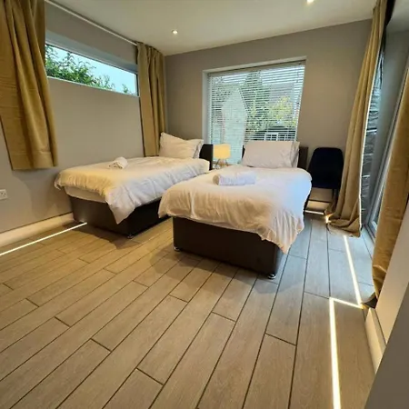 Holiday home Cricklade House - Sleeps 10, Long Stay, Parking, Wifi Swindon