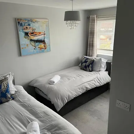 Cricklade House - Sleeps 10, Long Stay, Parking, Wifi * Swindon