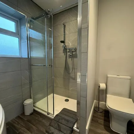 Holiday home Cricklade House - Sleeps 10, Long Stay, Parking, Wifi