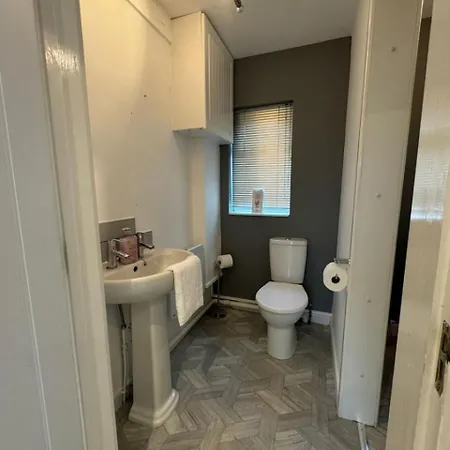 Holiday home Cricklade House - Sleeps 10, Long Stay, Parking, Wifi Swindon