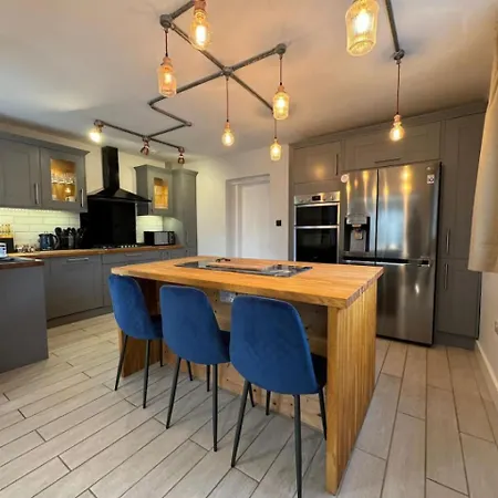 Cricklade House - Sleeps 10, Long Stay, Parking, Wifi Swindon
