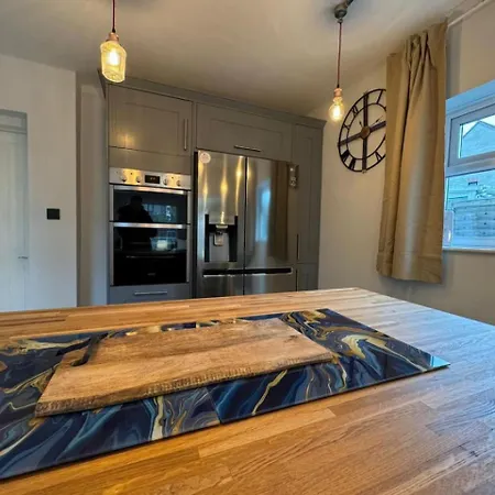Cricklade House - Sleeps 10, Long Stay, Parking, Wifi Holiday home